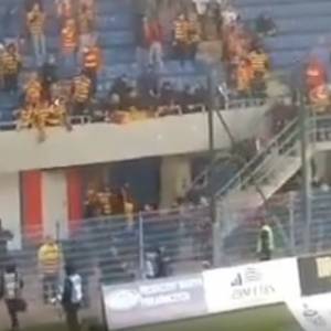 Tragiczny wypadek na meczu. Kibic spadł z wysokości wprost na beton [WIDEO]