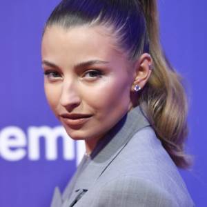 Julia Wieniawa wygrzewa się w słońcu. Aktorka eksponuje głęboki dekolt. "Cudowna" [FOTO]