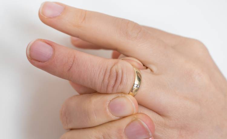 Mydło i olej nie pomagają? Sprawdź, jak zdjąć pierścionek z opuchniętego palca. Ten sposób robi furorę w sieci! [WIDEO]