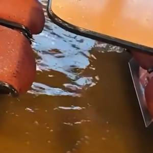 Fala sztormowa wybija szyby i przedostaje się do środka promu. Przerażające wideo krąży w sieci [NAGRANIE]