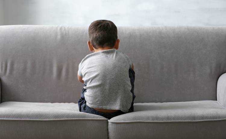 Chłopiec za bardzo rozbrykał się w czasie zabawy i poszedł "ochłonąć" pod ścianę. Reakcja jego psa zszokowała internautów! [FOTO]