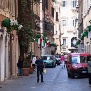 Włosi wyrzucali maseczki na ulice. Władze Rzymu wprowadziły surowe kary
