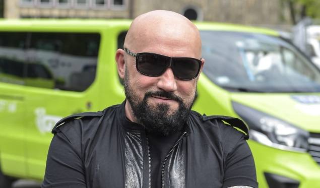 Grzegorz Skawiński pokazał oczy. "Kim jest ten pan?". Bez okularów trudno go rozpoznać [FOTO]