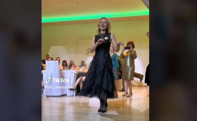 Dyrektorka LO zatańczyła jak Wednesday Addams