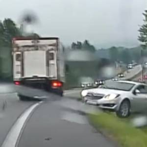 Absurdalny wypadek na Zakopiance! "Akcja prawie jak w GTA" [WIDEO]