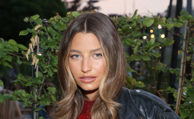 Julia Wieniawa kokietuje na nowych zdjęciach. Głęboki dekolt przyciąga wzrok 