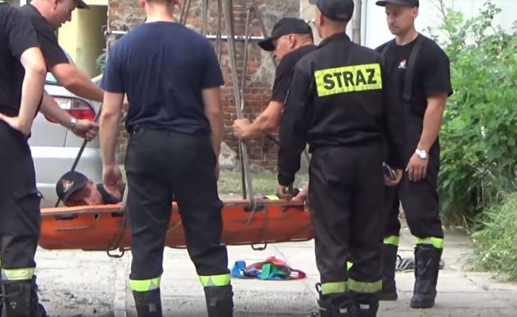 Straż pożarna pomogła wydostać się z domu 220 kilogramowej kobiecie. Chciała pojechać do szpitala!