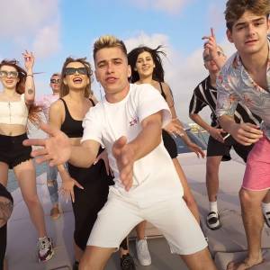 Friz wystąpił na koncercie Young Leosi! Widownia oszalała na widok youtuberów! [WIDEO]