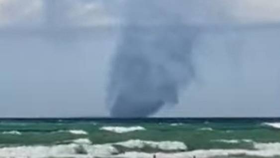 Nad jeziorem nagrano przerażające zjawisko. To trąba wodna! [WIDEO]