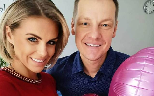 Marlena Muranowicz poczuła lato. Tak żona Marcina Mroczka prezentuje się w stroju kąpielowym z głębokim dekoltem [ZDJĘCIA]