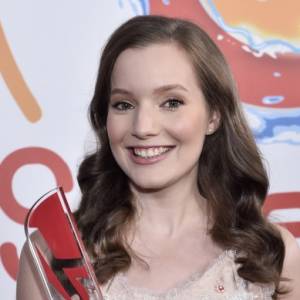 sanah otoczona bukietami kwiatów. "Zmysłowe te panienki o zielonych łodygach" [FOTO]