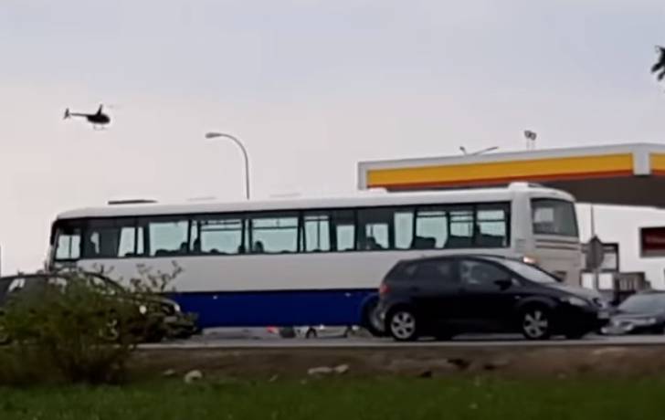 Wylądował prywatnym helikopterem na stacji benzynowej: "Zatankował jak gdyby nigdy nic". Nagranie to hit!