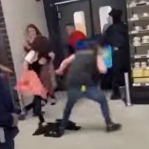 Użył wózka inwalidzkiego jako broni. Sprzedawcy zatrzymali go workami z lodem. Szokujące sceny w sklepie [WIDEO]