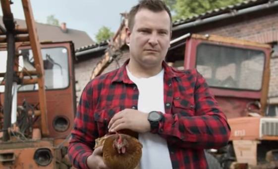 "Rolnik szuka żony". Grzegorz rapuje o pracy na roli i miłości do Ani. Uczestnik wziął udział w #hot16challenge2! [WIDEO]