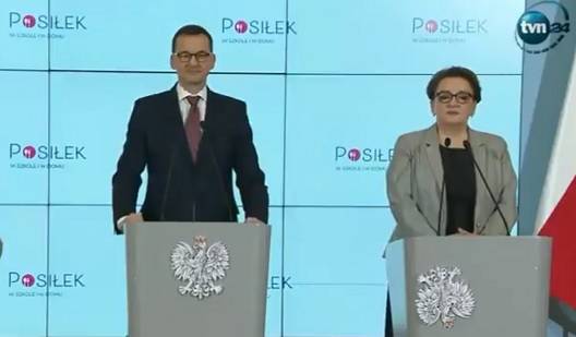 Wpadka podczas konferencji premiera. Orzeł wywinął orła! [WIDEO]