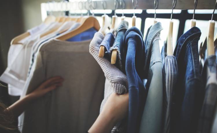 Bawełna, len, wiskoza... czy te materiały nadają się do noszenia w lecie?