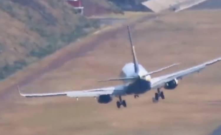 Lądowanie, które wywołuje dreszcze. Pilot udowodnił, że jest ekspertem [WIDEO]