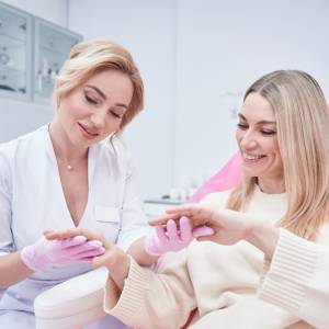 Paski na paznokciach to powód do niepokoju? Wiadomo, co oznaczają