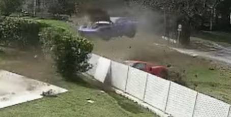 Dwa ferrari rozbiły się na tym samym ogrodzeniu. Wszystko się nagrało! [WIDEO]