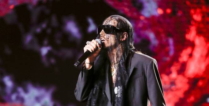 Michał Szpak wystąpił na scenie w biustonoszu i szpilkach. To jego manifest [ZDJĘCIA]