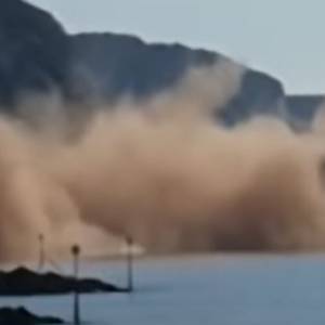 Spokój plażowiczów został zakłócony przez spadający klif. Wszystko zostało nagrane! [WIDEO]