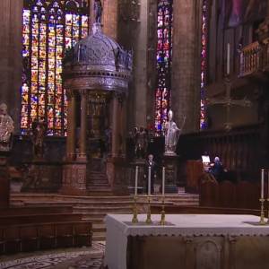 Andrea Bocelli w opustoszałym Mediolanie. Kilkadziesiąt milionów internautów zobaczyło jego koncert [WIDEO]