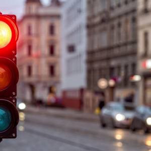 Wjechała w sygnalizator świetlny. Nietypowa przyczyna                                          