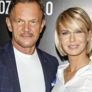 Edyta Pazura nago z ciążowym brzuszkiem. Zasłania ją jedynie płaszcz... [FOTO]