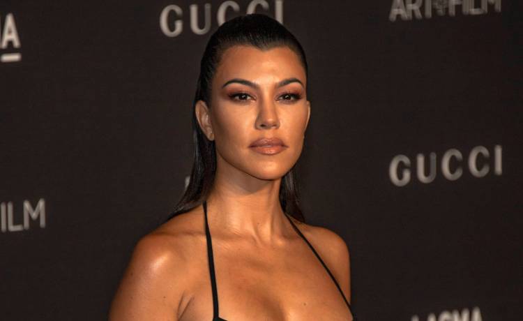 Kourtney Kardashian rozgrzewa sieć! Celebrytka kusi swoimi atutami wprost z basenu [FOTO]