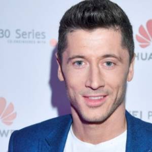 Robert Lewandowski na uroczej fotografii z córkami. Piłkarz opublikował kadr prosto z basenu! 