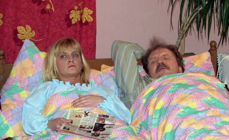 Obsada serialu "Świat według Kiepskich" miała być zupełnie inna! Nie zgadniecie, kto miał grać Ferdka i Halinkę