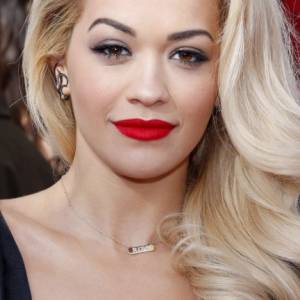 Rita Ora w zbyt małym bikini? "Ciesz się swoim życiem. Bądź dumny z siebie"