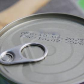 Czy można jeść produkty po terminie? Sprawdzamy, które z nich wciąż są bezpieczne