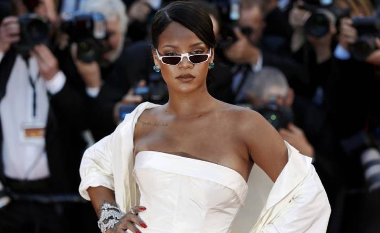 Rihanna w prześwitującym body. Nie pozostawia wiele wyobraźni! [WIDEO]