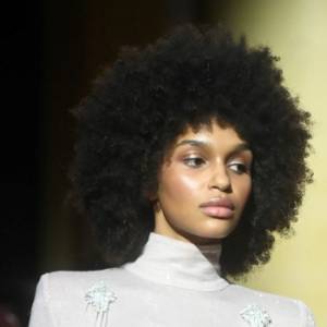 Nicole Akonchong postawiła na zmianę. Jej fryzura to spory szok! [FOTO]