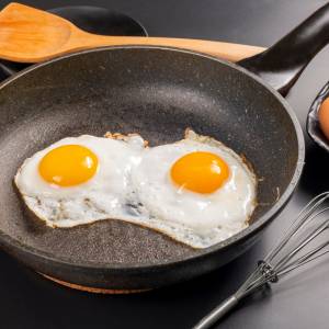 Dodaj te dwa składniki do jajek sadzonych. Efekt cię zaskoczy!