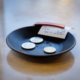 Tak nie popełnisz gafy. Ile napiwku wypada zostawić w restauracji?