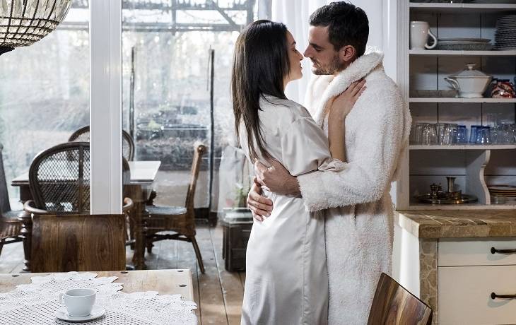 W rytmie serca: Co wydarzy się w najbliższym odcinku? Czy kobieta dowie się o podwójnym życiu ukochanego? 