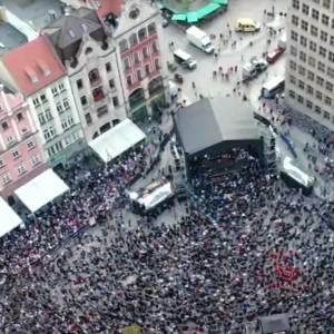 We Wrocławiu pobito kolejny Rekord Guinnessa! Ustanowiło go ok. 8 tys. gitarzystów [WIDEO]