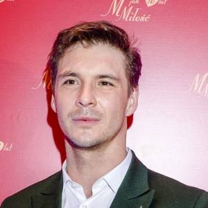 Mikołaj Roznerski złamał serce serialowej partnerce. Widzowie "M jak miłość" mają dość? "Ciągle zdrady"