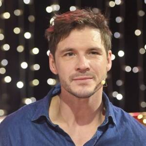 Mikołaj Roznerski z serialową partnerką na nowym zdjęciu. Nie do wiary, dokąd się wybrali!