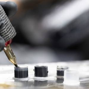 106-latka jest najstarszą tatuatorką na świecie. Jej technika pochodzi od przodków i jest bolesna [FOTO]