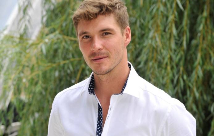 Mikołaj Roznerski pokazał zdjęcie sprzed 23 lat. Fani: "Ale był pan pulchniutki"