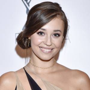 Izabella Krzan na wakacjach. Ciało modelki zasłaniają olbrzymie kwiaty! [ZDJĘCIE]