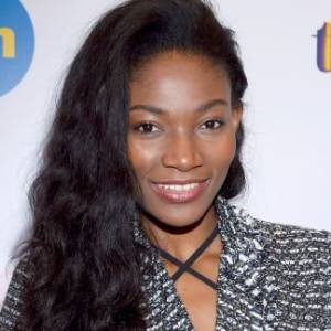 Osi Ugonoh z "Top Model" w samych majtkach! W opisie porusza temat szacunku do samej siebie 