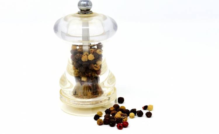 Prosty i genialny sposób na pranie. Wsyp łyżeczkę pieprzu do pralki!