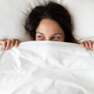 Jak szybko odświeżyć kołdrę bez prania? Prosty trik