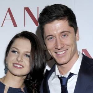 Anna i Robert Lewandowscy w płomiennym pocałunku. Fani oczarowani: "Gorąca para" [FOTO]