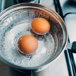 Ile gotować jajka, by były idealne? Wyniki badania naukowców zaskakują!