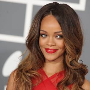 Rihanna "świeci żyrandolami” w koronkowej bieliźnie. A fani znów pytają: "Gdzie jest nowy album?” [ZDJĘCIA]